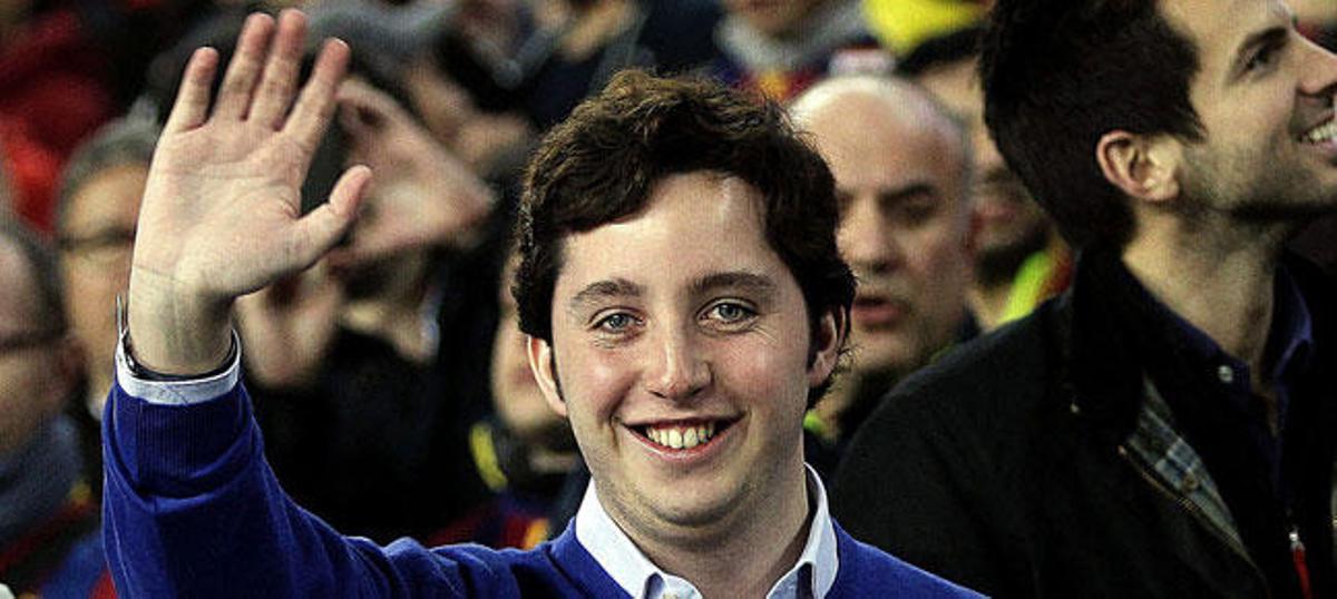 El pequeño Nicolás saluda en el Camp Nou.