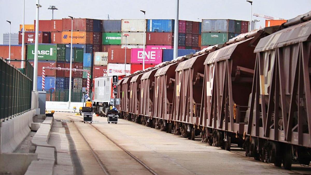 Tren de transport de contenidors al port de Barcelona.