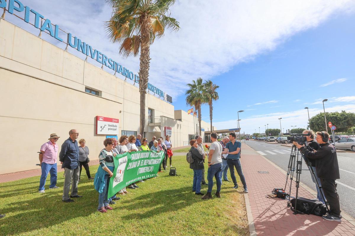 Conentración para reclamar más recursos personales en departamento de salud de Torrevieja