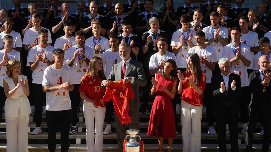 Los Reyes y sus hijas reciben a la Selección Española para celebrar el triunfo de la Eurocopa