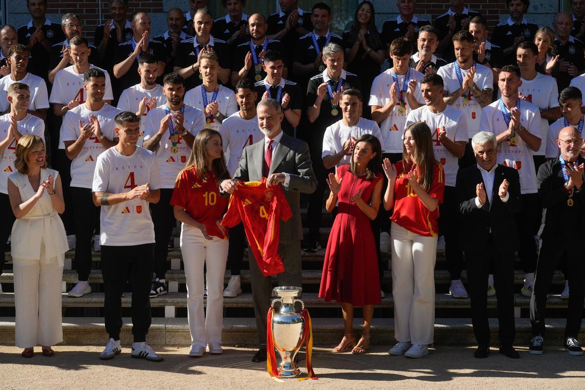 Los Reyes y sus hijas reciben a la Selección Española para celebrar el triunfo de la Eurocopa