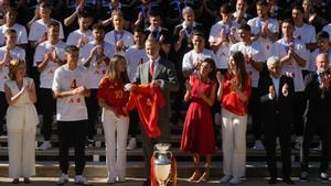 Los Reyes y sus hijas reciben a la Selección Española para celebrar el triunfo de la Eurocopa
