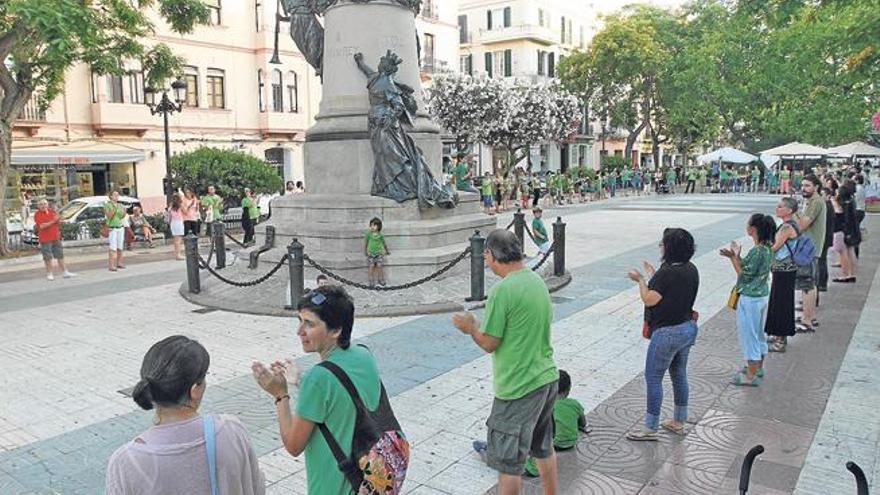 Parte de la cadena que rodea la estatua de Vara de Rey aplaude al finalizar la protesta.