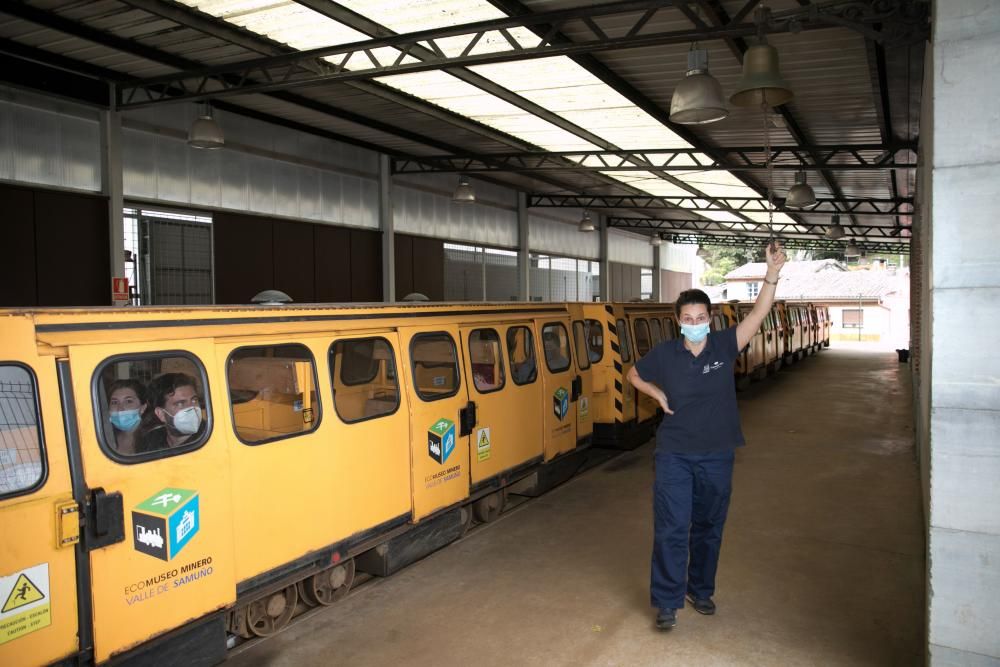 Los turistas visitan el tren ecomuseo minero valle de Samuño