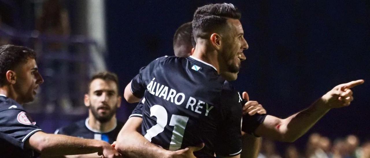 Los jugadores deportivistas celebran uno de sus tantos ayer al Valladolid B. |  // LOF