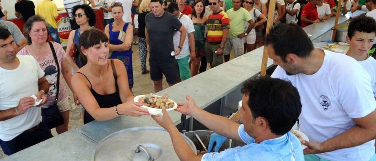 A mediodía se formaron largas colas de gente en las carpas de la Festa da Ameixa Roxa de A Illa. // I.Abella