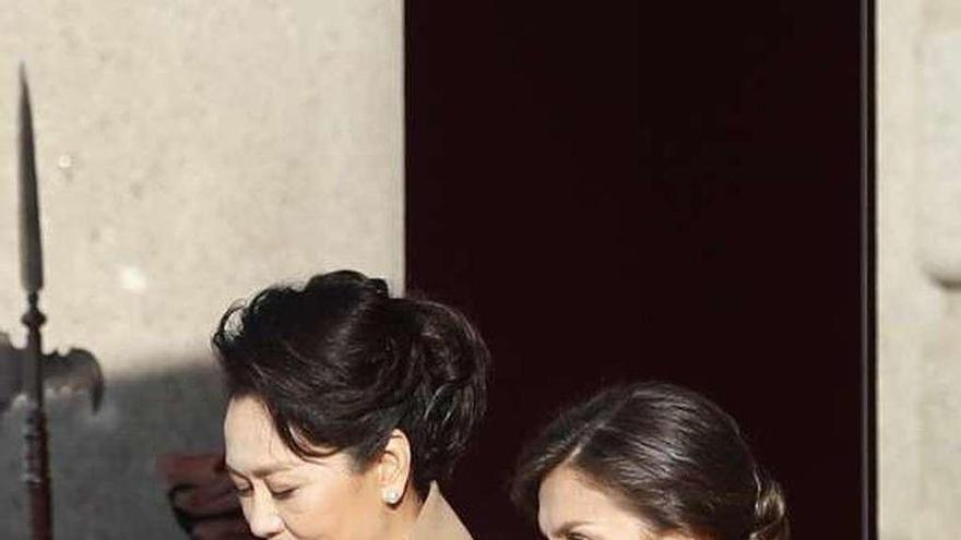 La Reina y la primera dama de China, ayer, con abrigo.