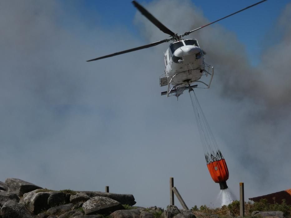 Las exhaustas labores de extinción del incendio de Cangas. // S. Álvarez