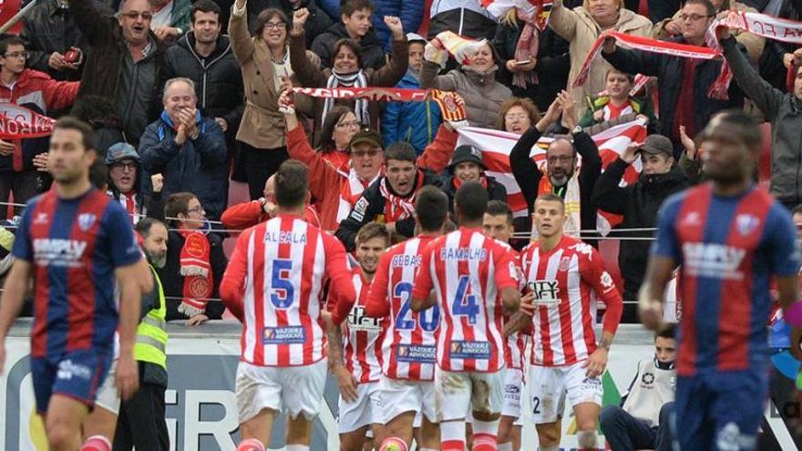 Els jugadors del Girona celebren un dels dos gols marcats.