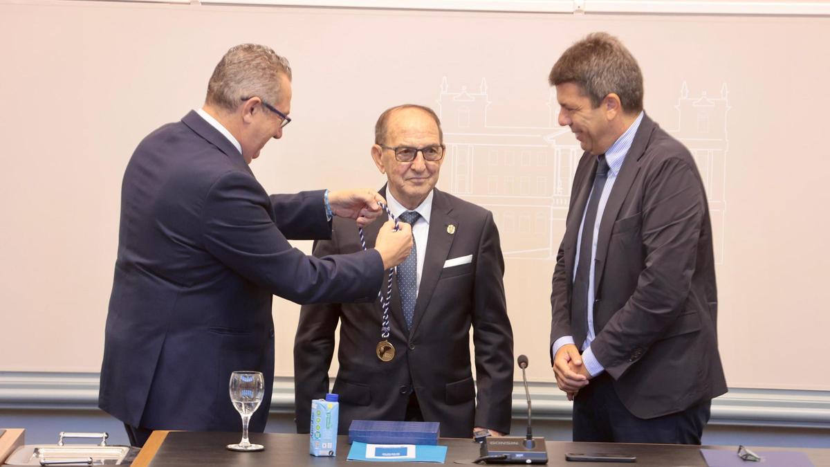 Ángel Urbina en el centro, arropado por el presidente de la Diputación, Toni Pérez, y el jefe del Consell, Carlos Mazón, tras entregarle la medalla acreditativa del título de Alicantino de Adopción.