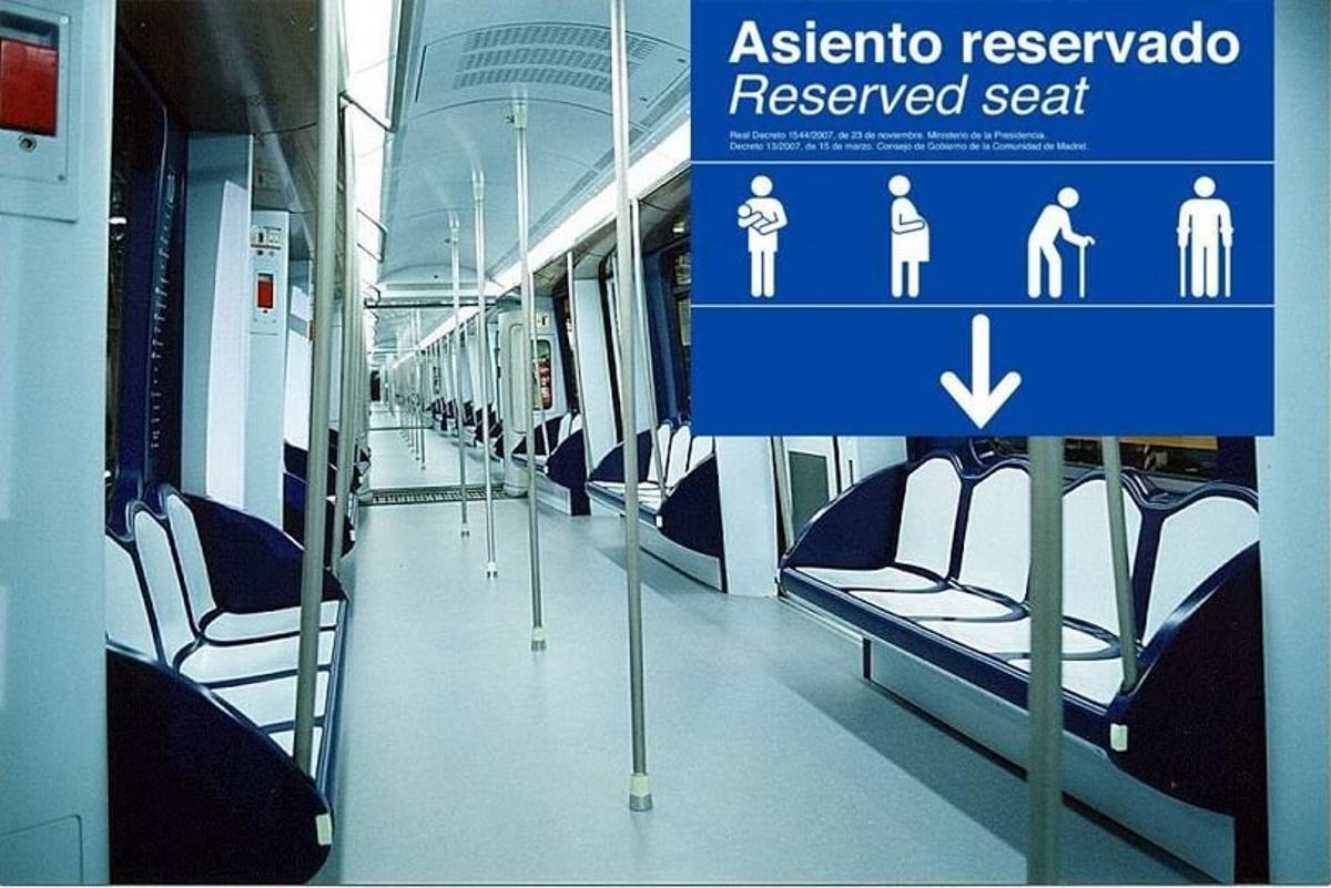 Unas pegatinas azules situadas en las ventanillas sobre los asientos señalizaban el propósito de estas plazas