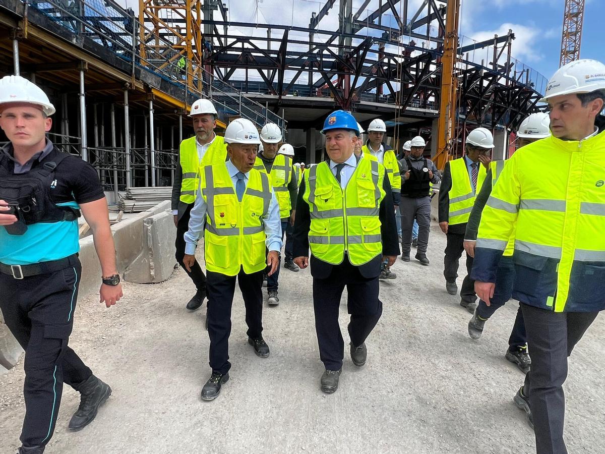 Joan Laporta visita las obras del Spotify Camp Nou junto al presidente de Limak