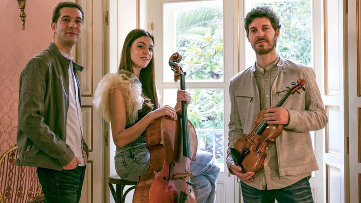 Els tres integrants del Trio Rodin: Carles Puig (violí), Teresa Lli Rumbau (violoncel) i Jorge Mengotti (piano).