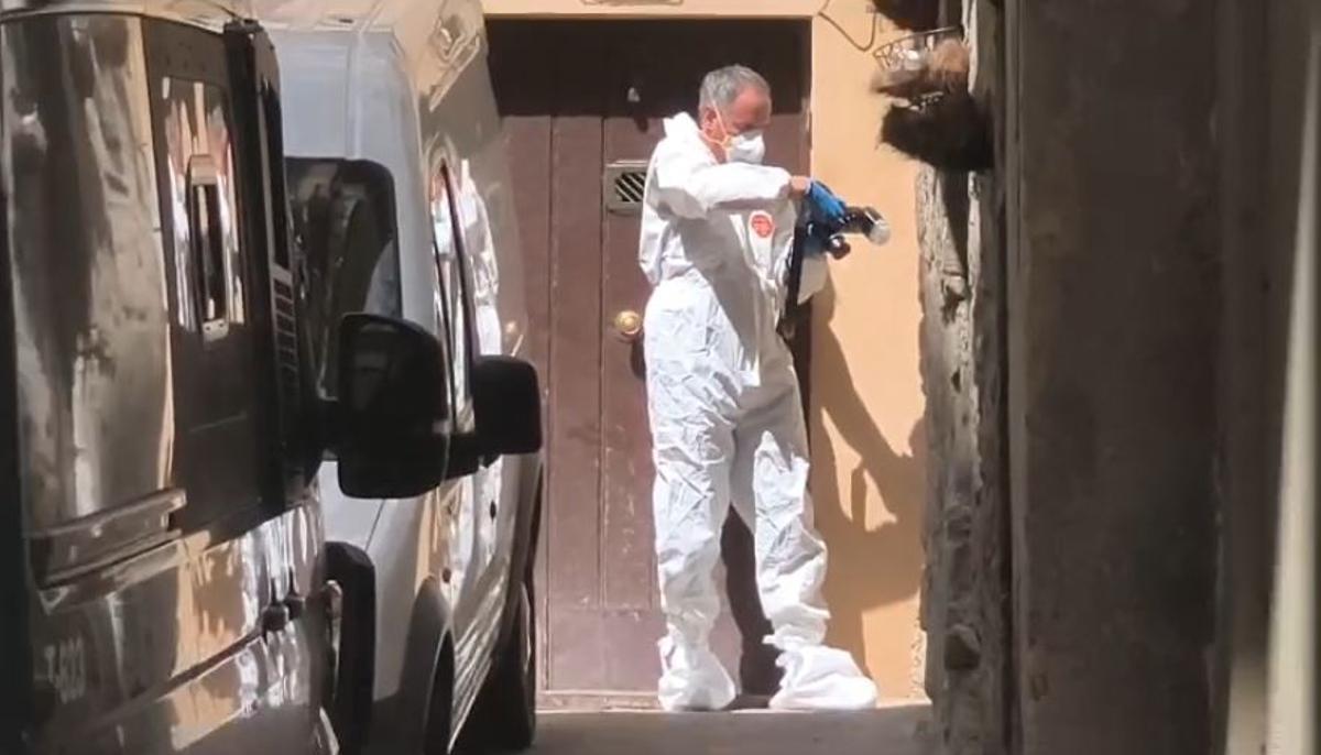 Escorcoll policial en un habitatge del carrer de la travessera dels Drets de Manresa