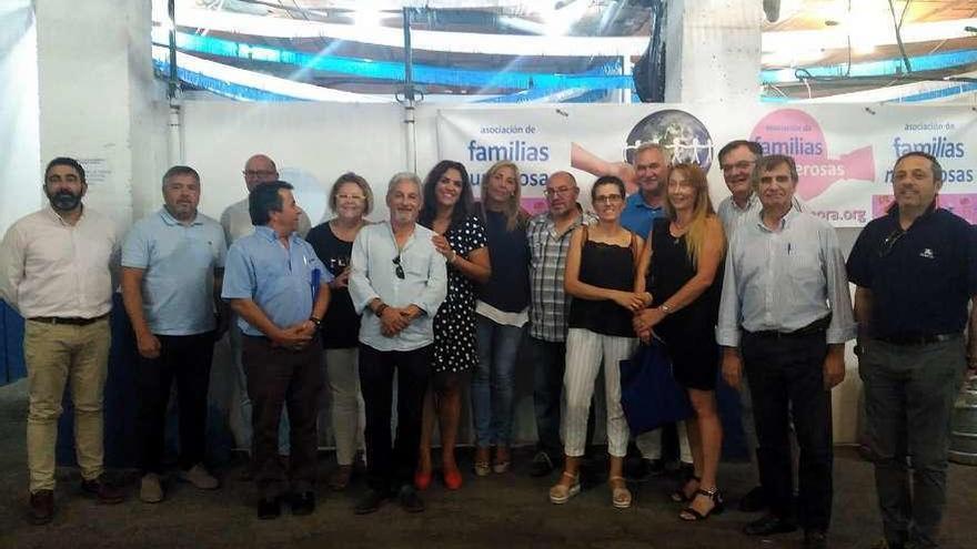 Representantes municipales con representantes de las asociaciones de familias numerosas, en Benavente.