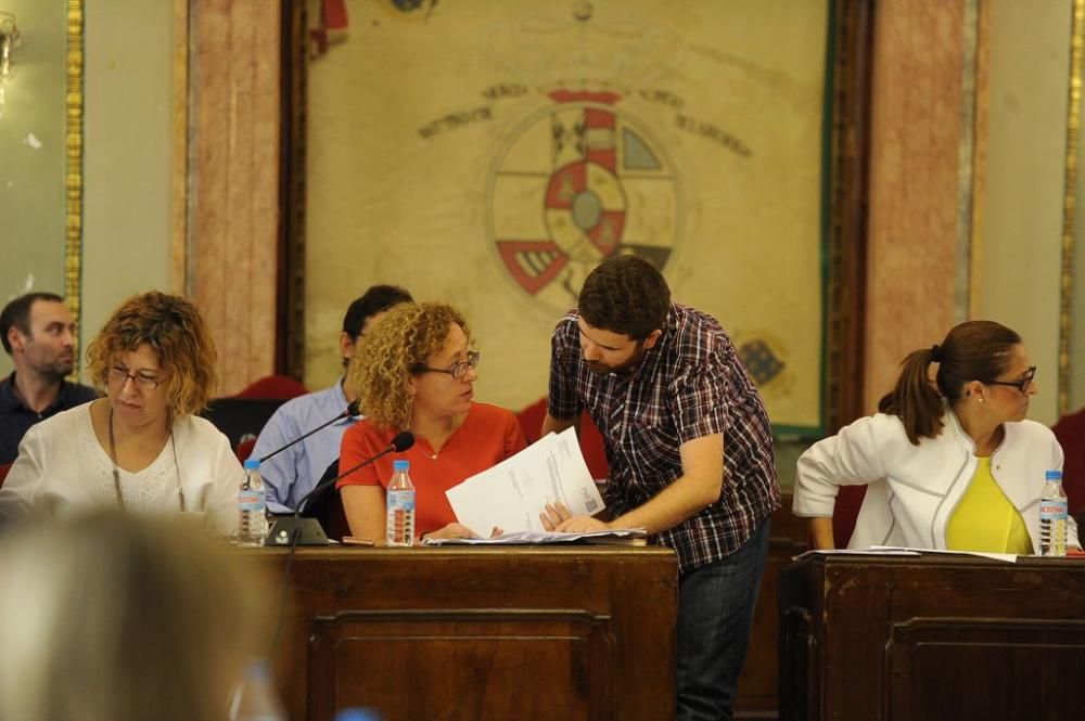 Pleno municipal con protesta