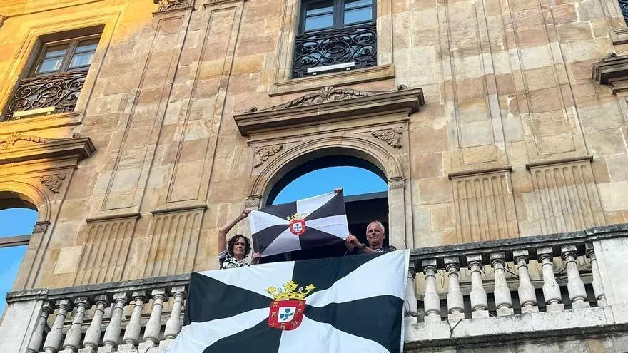 Así fue la multitudinaria concentración en apoyo a Ceuta en la Plaza Mayor de Gijón