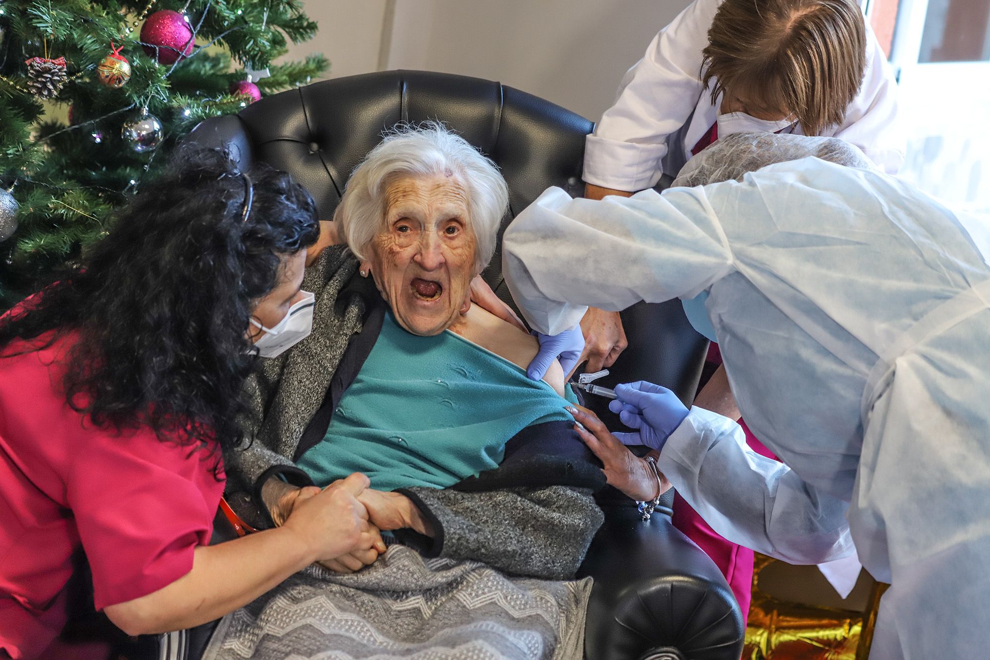 Una anciana de un geriátrico de Redován, vacunada el día de su 102 cumpleaños