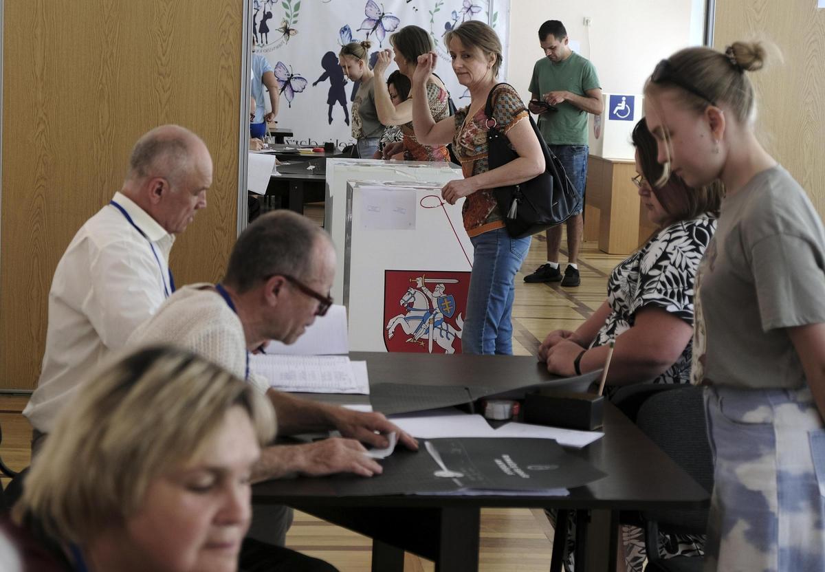 Ciudadanos lituanos votan el segunda vuelta de las elecciones presidenciales de su país.