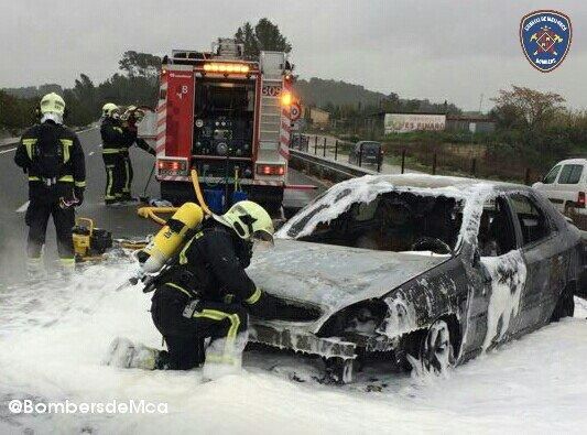 Ein Pkw gerät auf der Straße nach Manacor in Brand