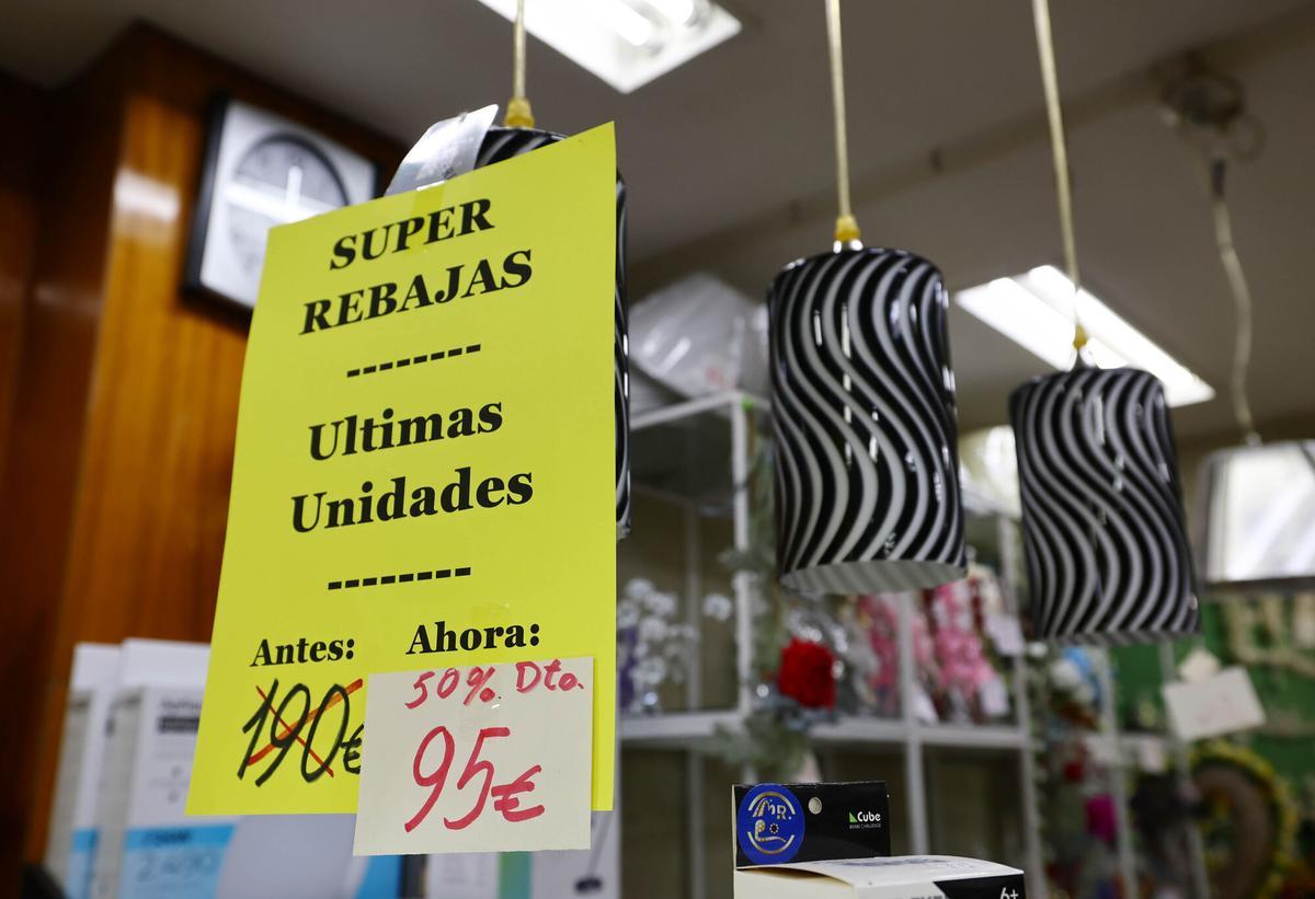 Regalos Izquierdo-Tello,  la tienda de toda la vida que dice adiós al barrio de Torrero: "Estamos aquí desde que se vendía a la antigua"