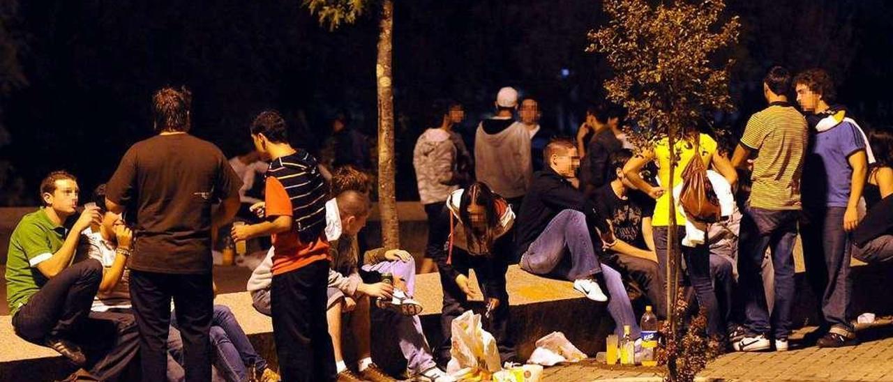 Jóvenes, en un botellón, en la ciudad de Pontevedra. // Rafa Vázquez