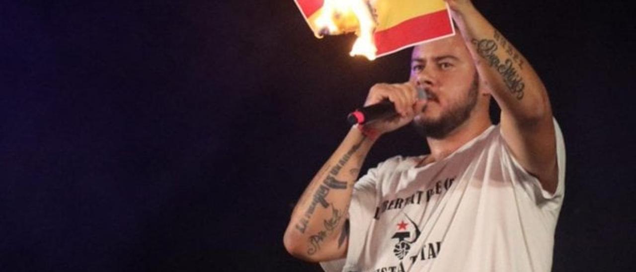 Pablo Hasél quemando una bandera española en Felanitx.