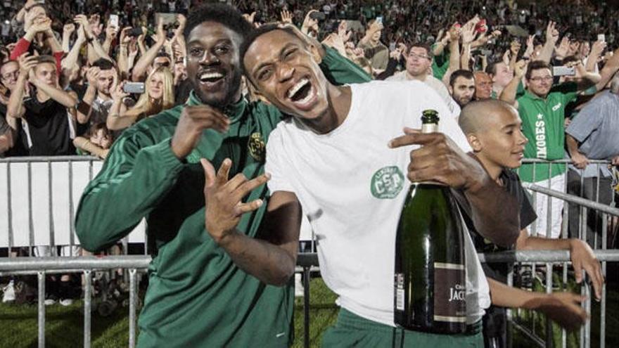 Smith celebra, con una botella de cava en la mano, junto a Pooh Jeter, el título logrado el sábado con el Limoges.