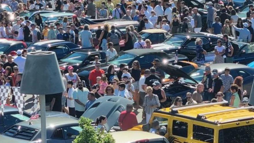 Concentración de coches clásicos americanos en Port Adriano