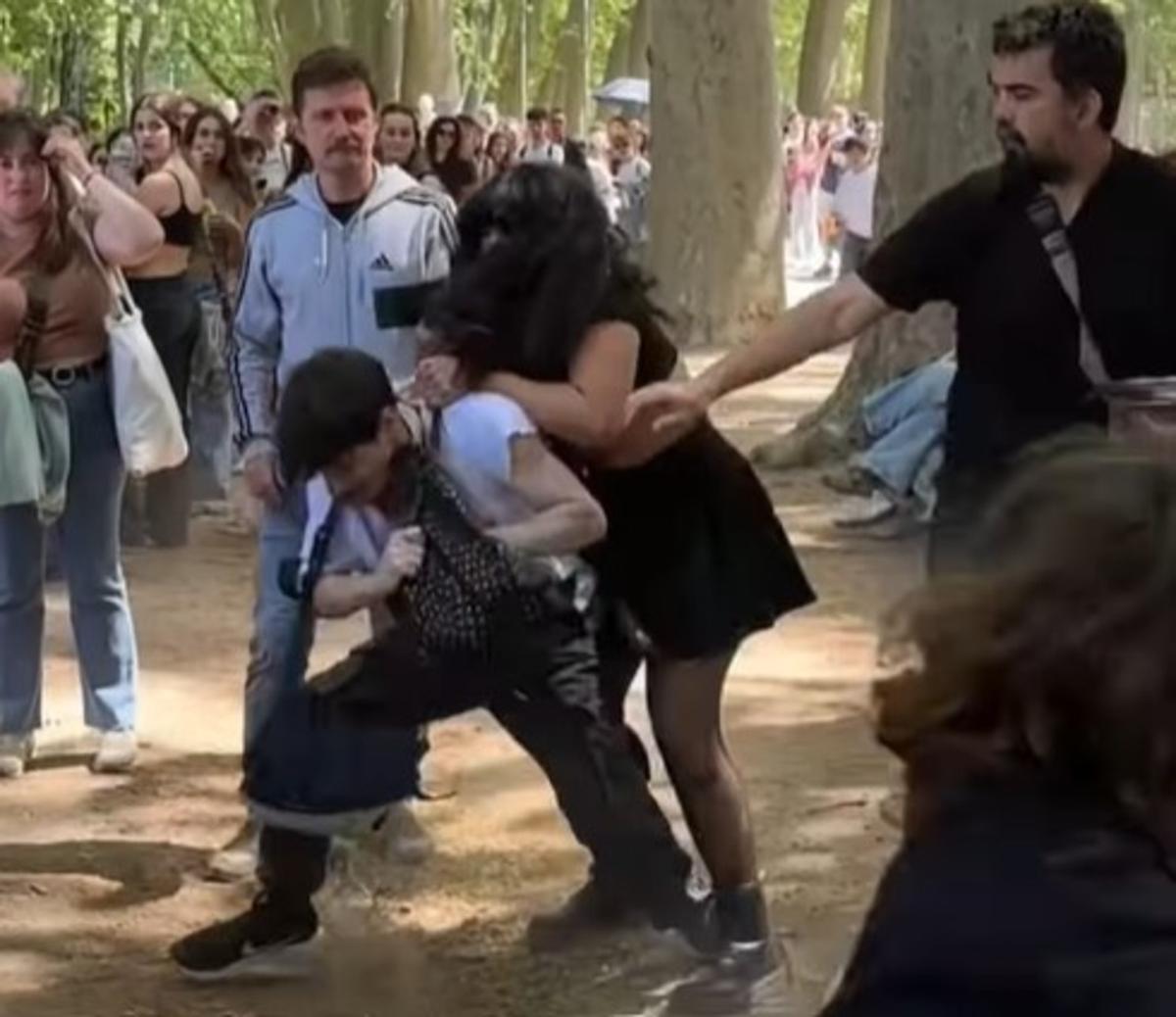 Un momento de la pelea por los turnos en la cola del casting de 'Enredados' en Girona.