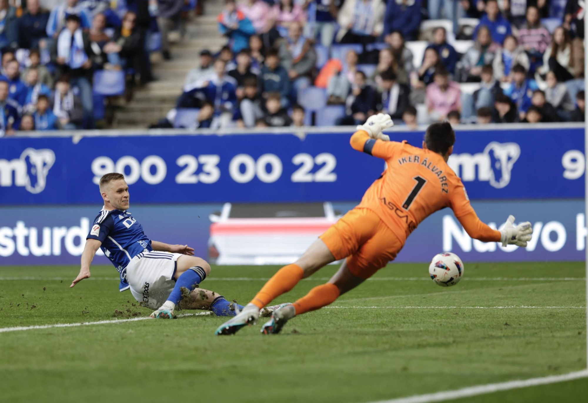 Alemão pega más duro y el Oviedo vuelve a ganar: 2-1