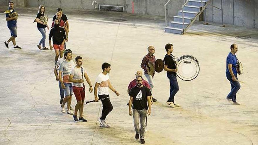 Músicos de la Banda Municipal, ayer durante un ensayo en el Coliseum