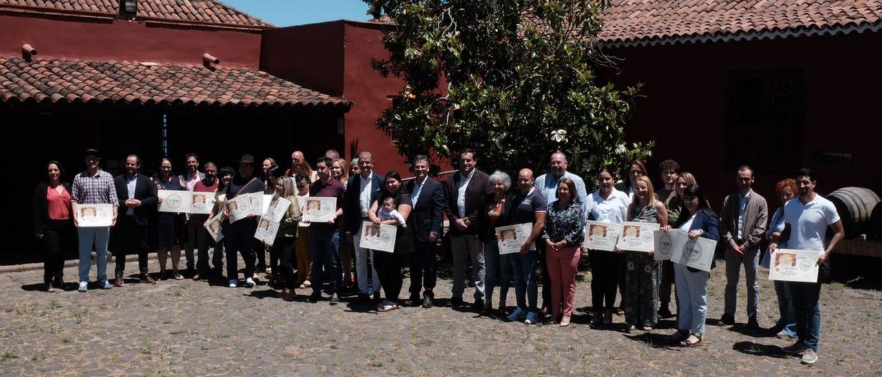 Foto de grupo de los galardonados por elaborar los mejores quesos de la Isla en la Casa del Vino de El Sauzal.