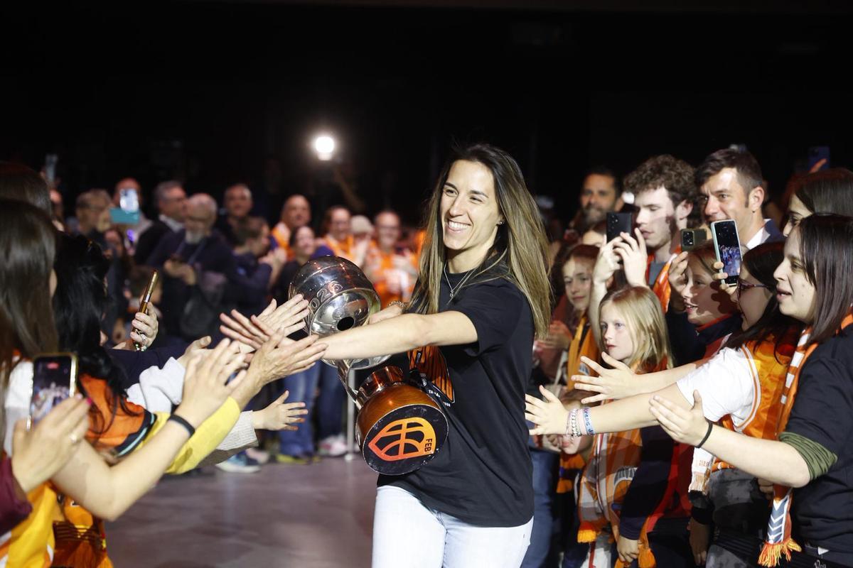 El Valencia festeja con su afición la Copa de la Reina en un Roig Arena entregado con Juan Roig El Valencia festeja con su afición la Copa de la Reina en un Roig Arena entregado con Juan Roig