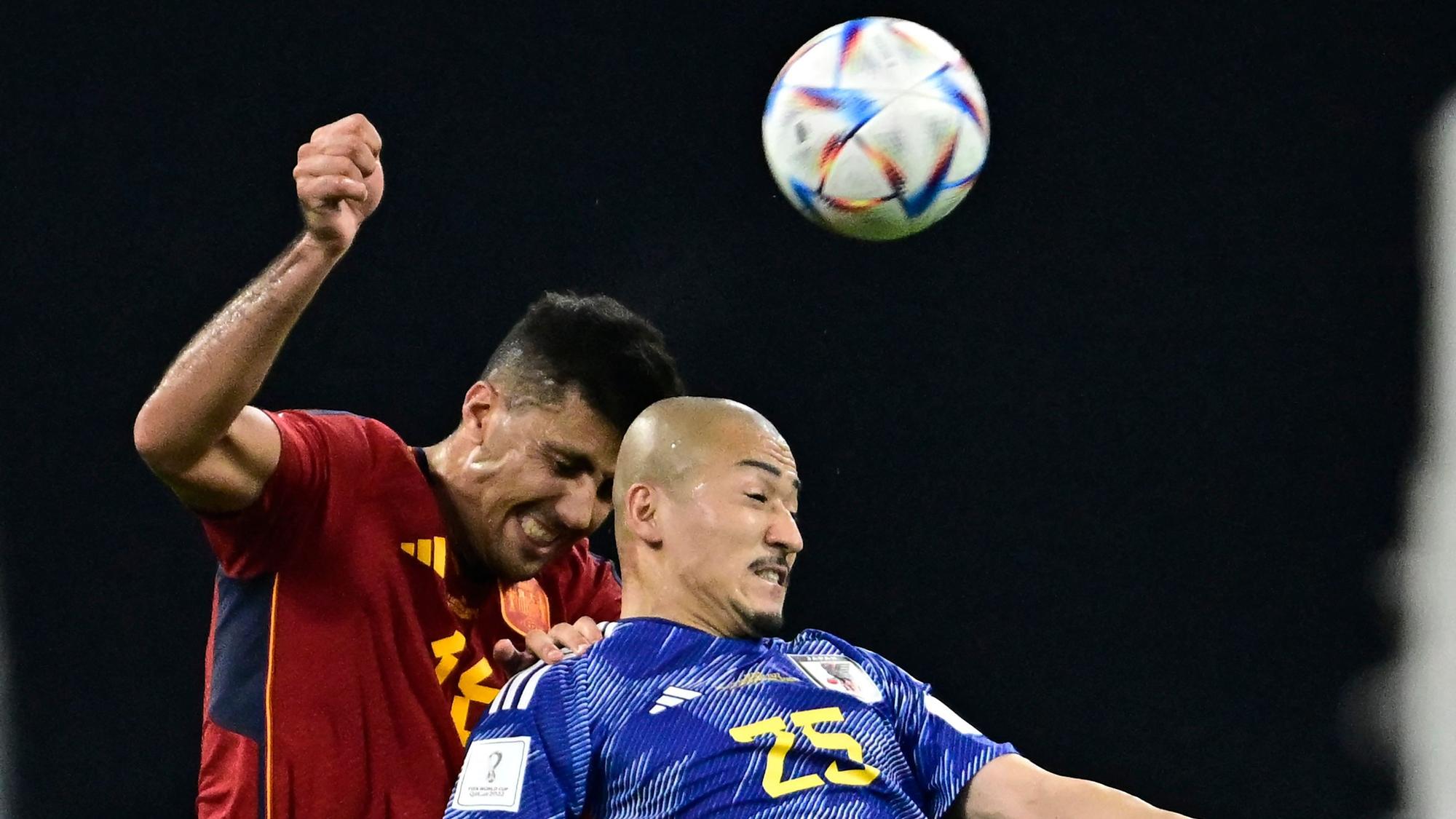 Rodri pelea un balón aéreo con Maeda, el delantero japonés.