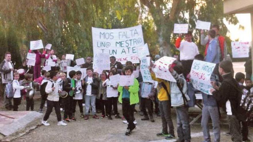 Un momento de la cacerolada de ayer en el colegio.