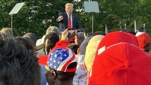 El expresidente de Estados Unidos Donald Trump habla durante un mitin este jueves, en Cotrona Park en Nueva York (EEUU).