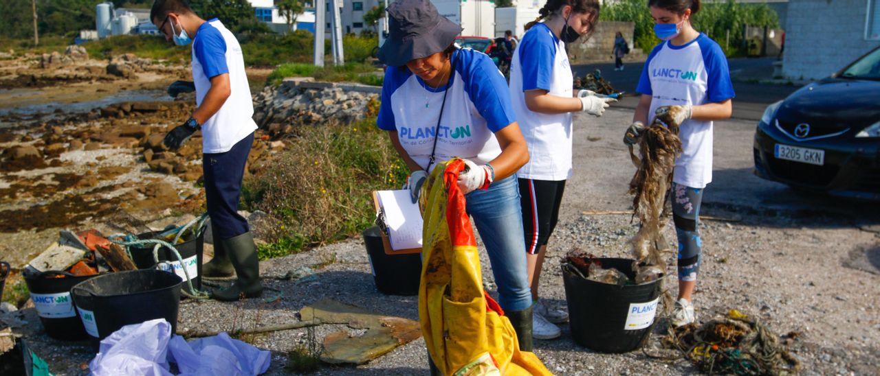 Una jornada de recogida de basura marina, en Cambados