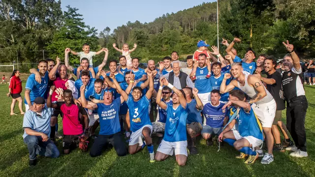 La celebració del Vall Muga després d'ascendir a Tercera catalana