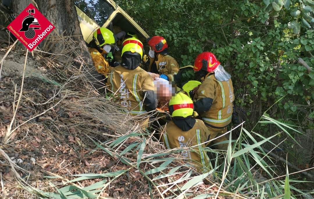 Rescatan a dos personas tras caer un coche a una acequia de regadío en La Vila Joiosa