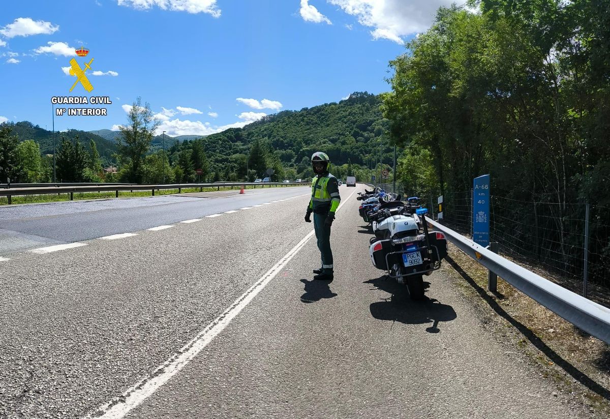 Un agente, en la zona del accidente.