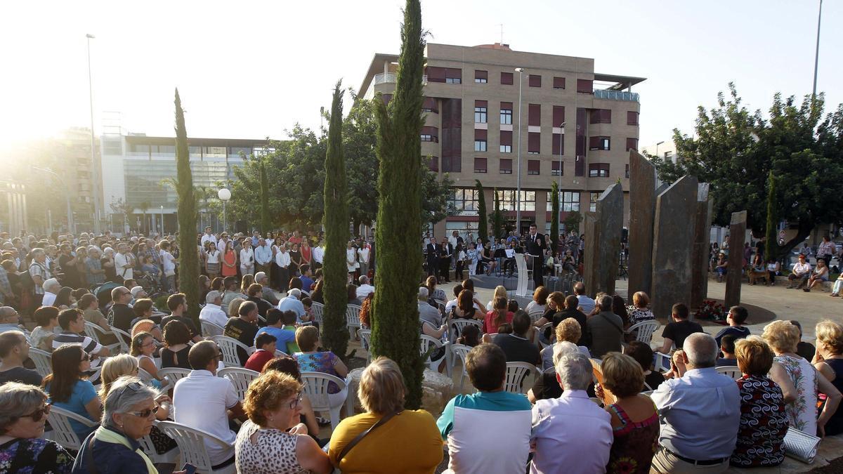 Asistentes a la inauguración del monumento que homenajea a las víctimas del metro en Torrent, el 3 de julio de 2016.