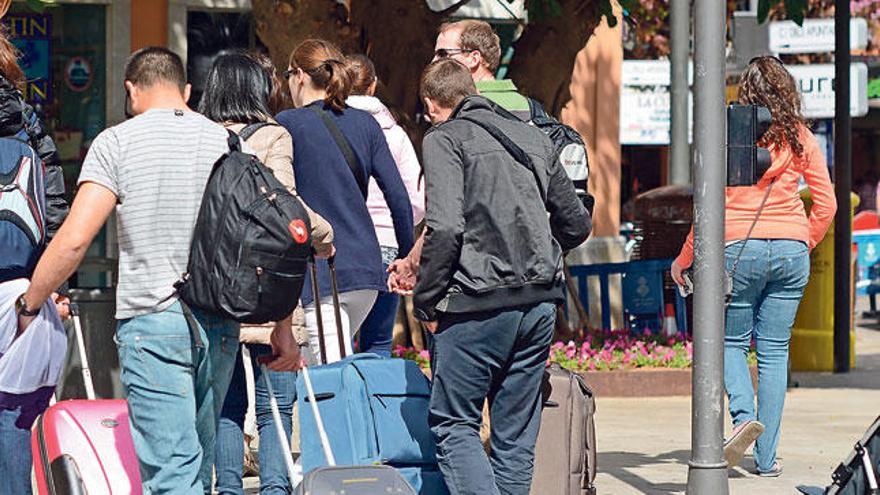 Una imagen cada vez más frecuente: turistas con maletas por el centro de Palma, en zonas sin hoteles.