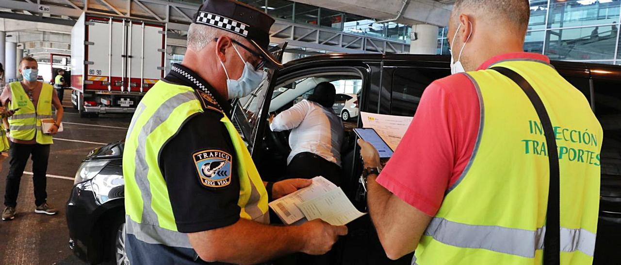 Imágenes del parking de la terminal del aeropuerto, ayer, con la Policía Local y Transportes. | ANTONIO AMORÓS