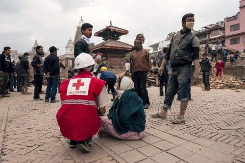 Equipo de rescate de la Sociedad de la Cruz Roja de Nepal ayudando a personas heridas en Katmandú