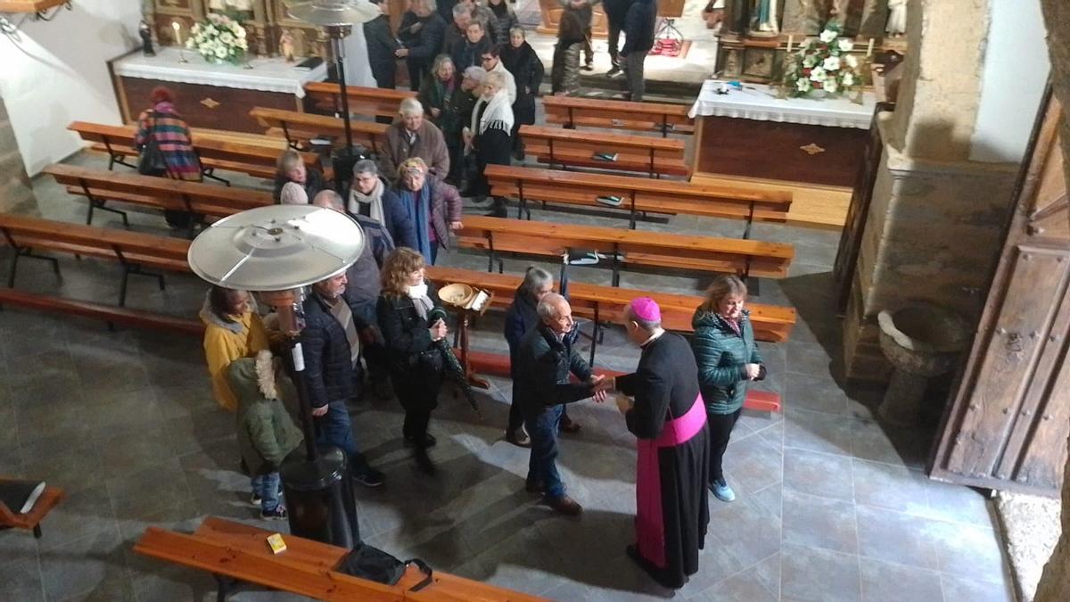 GALERÍA | El obispo recorre los pueblos del incendio