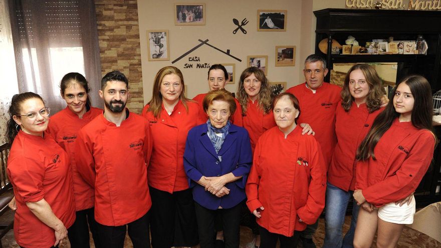 Dolores Soto (centro) junto a algunos de sus hijos, familiares y empleados de Casa San Martín. | Bernabé/Javier Lalín