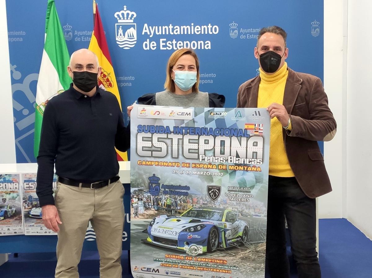 La teniente alcalde del área Sociocultural del Ayuntamiento de Estepona (Málaga), Begoña Ortiz, el concejal adscrito al área de Deportes y Juventud, José Antonio Banderas y el representante de la empresa organizadora RS Sport, Rafael Arjona