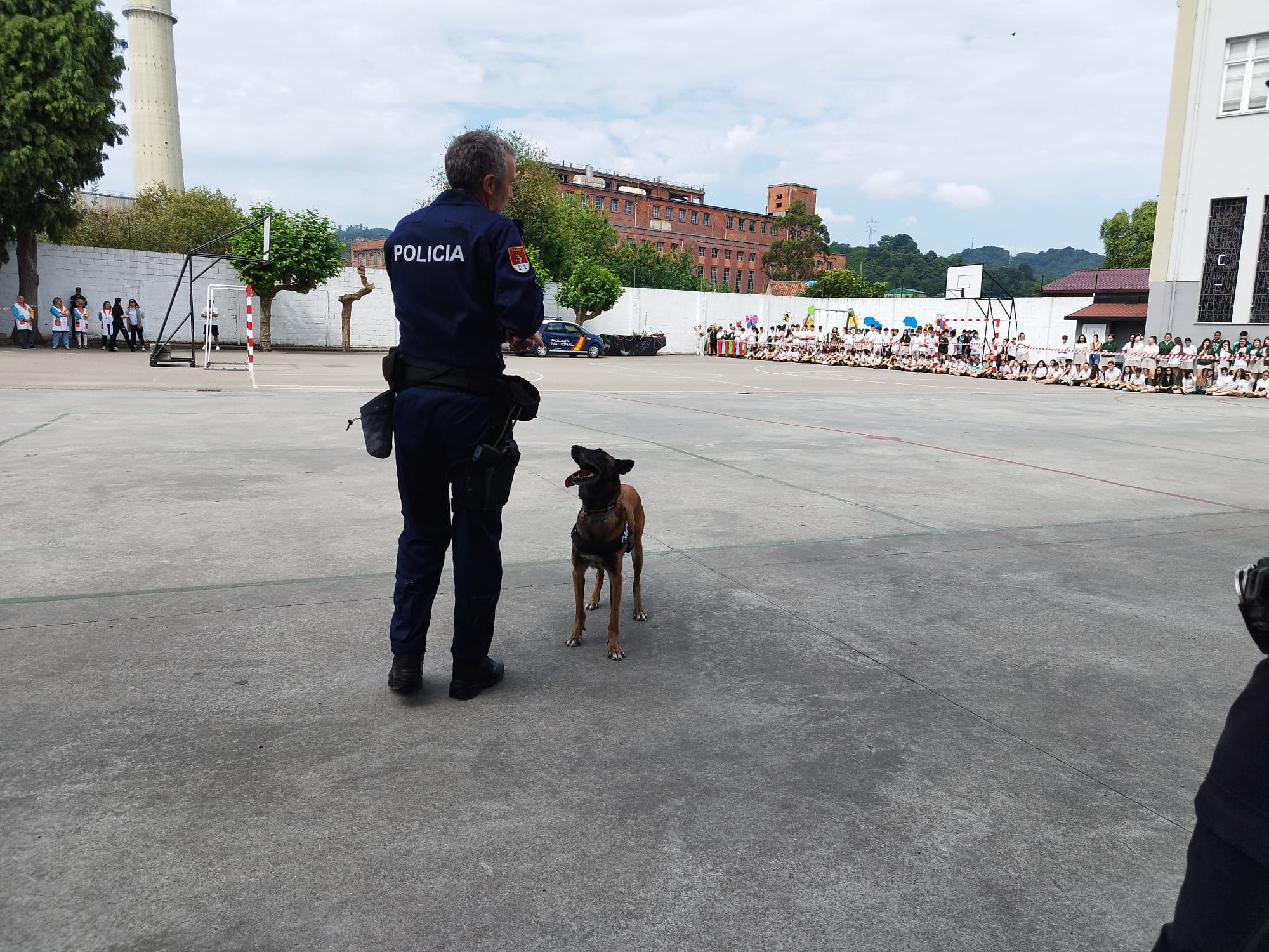 Exhibición de la Policía Nacional en el colegio Beata Imelda de La Felguera