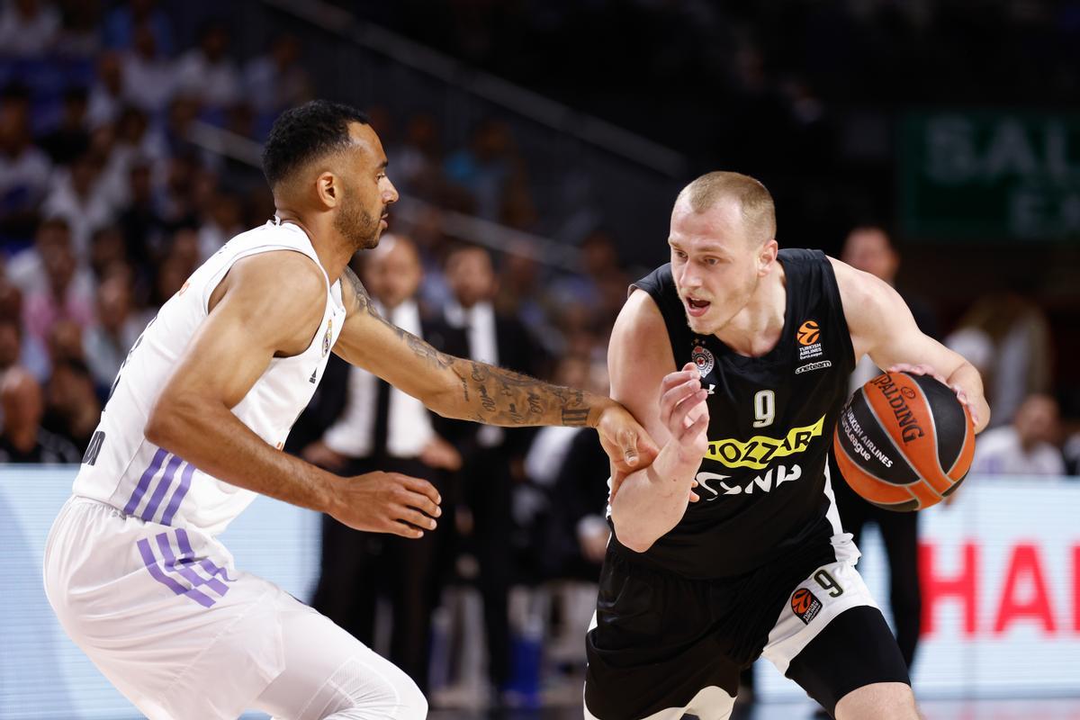 Hanga defiende a Smailagic durante el quinto partido entre el Real Madrid y el Partizán.